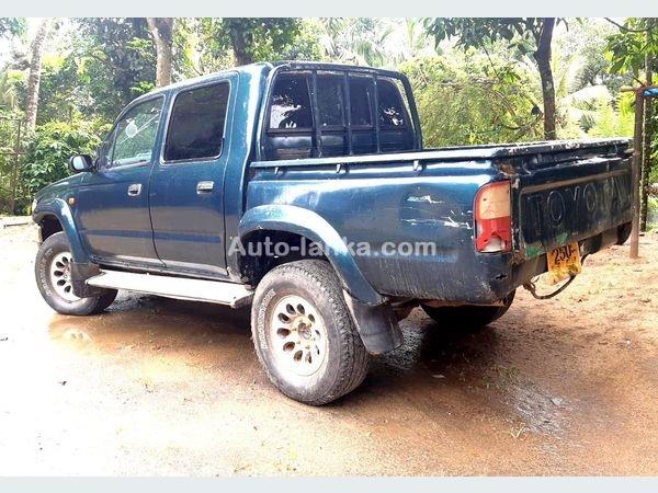 Toyota Hilux 2000 Jeeps For Sale in SriLanka 