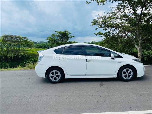 prius car for rent weekly / monthly / daily