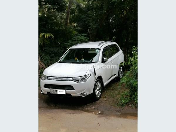 Rent a Jeep - Mitsubishi Outlander VIP Jeep 2014 is for rent