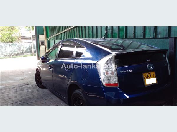 RENT A CAR- TOYOTA PRIUS 3RD GENERATION