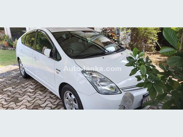 Toyota Prius for Rent – Daily, Weekly & Monthly with in Colombo  & Gampaha .