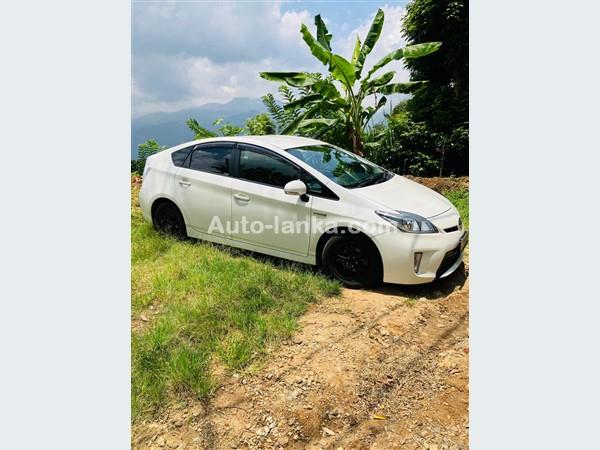 RENT A CAR- TOYOTA  PRIUS 3RD