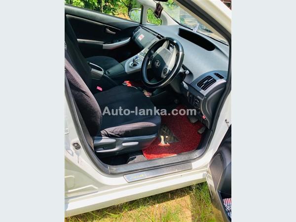 RENT A CAR- TOYOTA  PRIUS 3RD