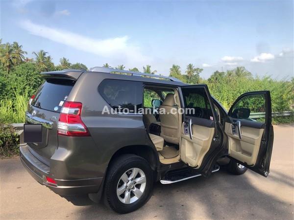 Rent a Car Land Crusier  PARDO 150